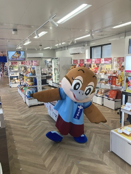 店内のもずやん、正面向き