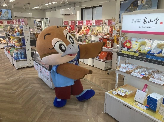 店内のもずやん、向かって右向き